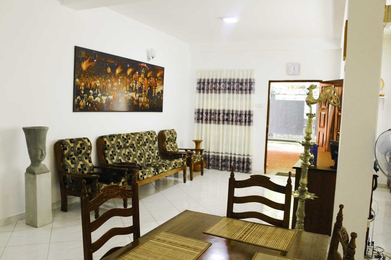 Yoho Travellers Residence Канди Экстерьер фото