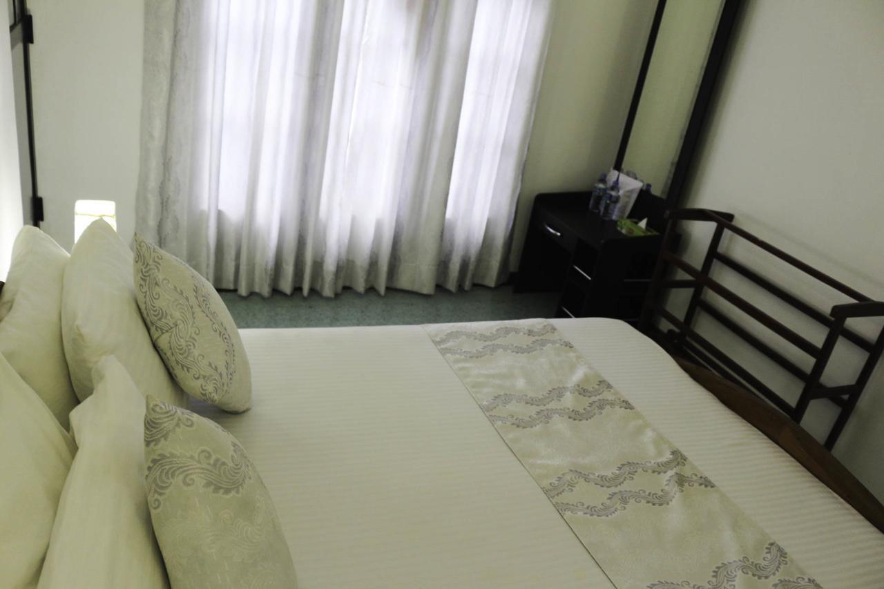 Yoho Travellers Residence Канди Экстерьер фото