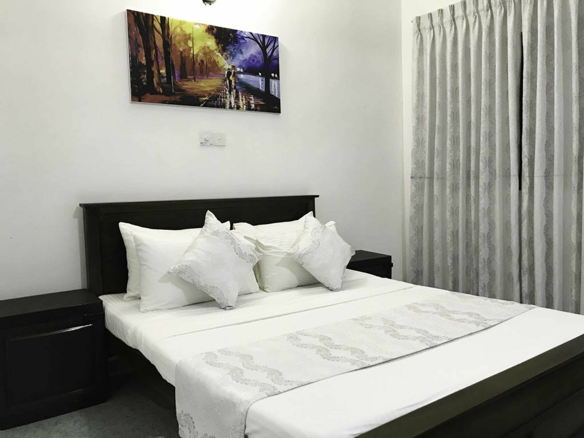 Yoho Travellers Residence Канди Экстерьер фото